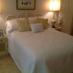 queen-bed-with-vintage-lamps